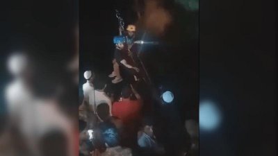 আটকে পড়াদের উদ্ধারে অভিযান অব্যাহত রয়েছে। ছবি: ডন নিউজ