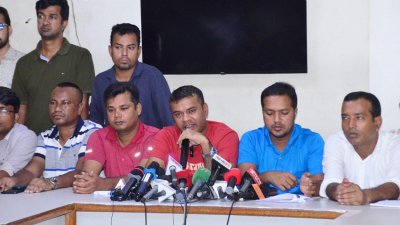 সংবাদ সম্মেলনে ছাত্রদল নেতারা