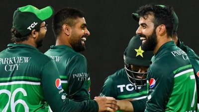 শাদাব নেন ৩ উইকেট
