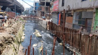 মাদ্রাসা সংলগ্ন নালায় তল্লাশি অভিযান চালানো হচ্ছে