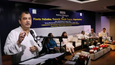 বক্তৃতা করছেন অনুষ্ঠানের প্রধান অতিথি সাবের হোসেন চৌধুরী