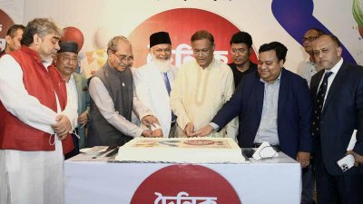 দৈনিক বাংলার বর্ষপূর্তি অনুষ্ঠানে কেক কাটছেন তথ্যমন্ত্রী ড. হাছান মাহমুদ