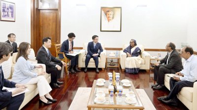 প্রধানমন্ত্রী শেখ হাসিনার সঙ্গে গণভবনে সাক্ষাৎ করেন জাপানি প্রতিনিধি দলের সদস্যরা (ছবি: ফোকাস বাংলা)