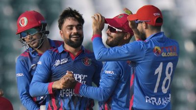 পরে বোলিংয়ে সুবিধা মিলবে এই আশায় প্রথমে ব্যাটিংয়ে আফগানিস্তান