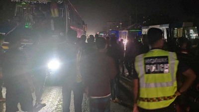 ঘটনার জেরে কয়েকটি গাড়ি ভাঙচুর করেন স্থানীয়রা