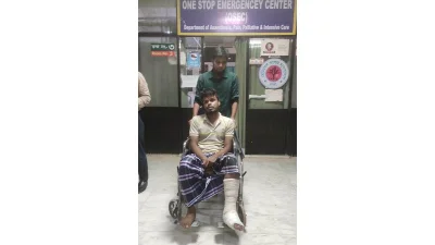 হাসপাতালে পায়ে ব্যান্ডেজ অবস্থায় হেদায়েতুল্লাহ আল হাদী