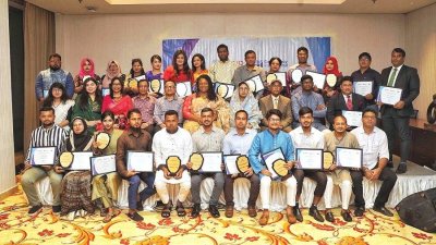 ফেলোশিপ প্রোগ্রাম সফলভাবে শেষ করায় দেশের ২৭ জন তরুণ নেতাকে সনদ প্রদান করেছে ডেমোক্রেসি ইন্টারন্যাশনাল