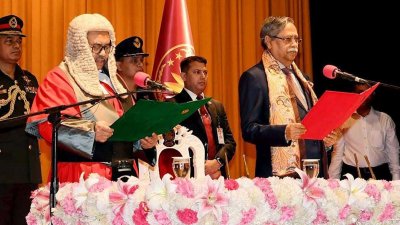 দেশের ২৪তম প্রধান বিচারপতি হিসেবে ওবায়দুল হাসানকে শপথবাক্য পাঠ করান রাষ্ট্রপতি মো. সাহাবুদ্দিন