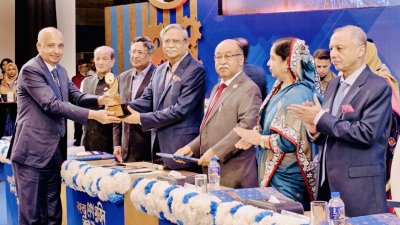 রাষ্ট্রপতি মো. সাহাবুদ্দিনের কাছ থেকে পুরস্কার গ্রহণ করেন রানার অটোমোবাইলস পিএলসি চেয়ারম্যান হাফিজুর রহমান খান