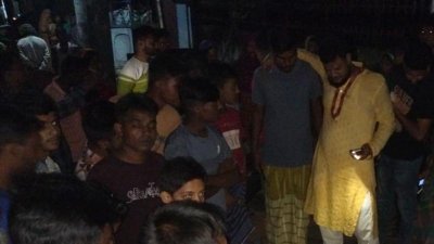 ঘটনাস্থলে স্থানীয়রা