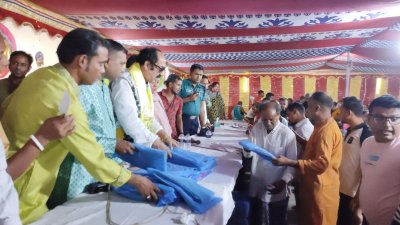 হিন্দু ধর্মাবলম্বীদের সহায়তা দিচ্ছেন জাপা নেতা সৈয়দ আবু হোসেন বাবলা
