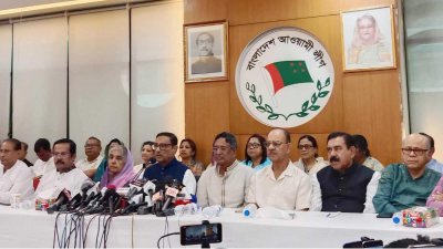 আওয়ামী লীগের দলীয় কার্যালয়ে সংবাদ সম্মেলনে ওবায়দুল কাদেরসহ নেতাকর্মীরা