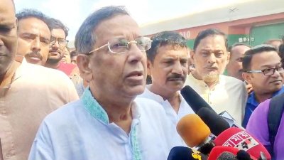 সাংবাদিকদের সঙ্গে আলাপকালে আইনমন্ত্রী আনিসুল হক