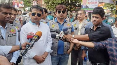 সাংবাদিকদের সঙ্গে আলাপকালে ডিবি প্রধান মোহাম্মদ হারুন অর রশিদ