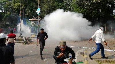 কাকরাইল ও হাইকোর্ট এলাকায় হামলা-সংঘর্ষ (ছবি: নাসিরুল ইসলাম)