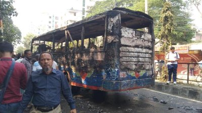 টাউন হল এলাকায় ক্ষতিগ্রস্ত পরিস্থান পরিবহনের বাস