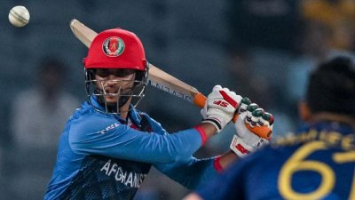 আজমতউল্লাহ ফিফটি করেন