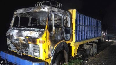 পুড়ে যাওয়া ট্রাক