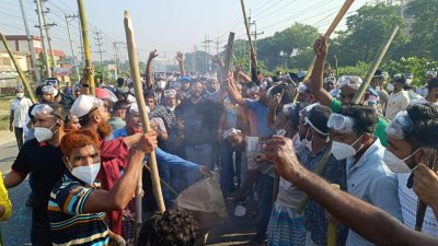 লাঠিসোঁটা নিয়ে বিএনপির মহাসড়ক অবরোধ