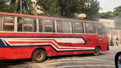 মিরপুরে কাফরুল থানার গেটের সামনে বাসে আগুন