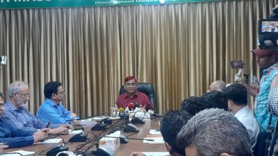 প্রবাসী কল্যাণ ভবনে মেট্রোরেলের কার্যালয়ে ব্রিফ করেন এম এ এন ছিদ্দিক