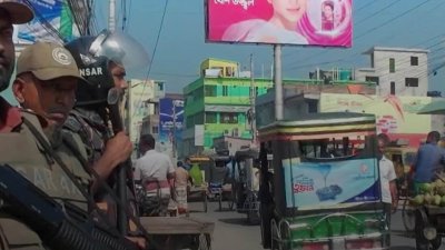 সড়কে মোতায়েন আনসার সদস্য
