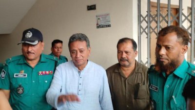 আদালত প্রাঙ্গণে আমির খসরু মাহমুদ চৌধুরী