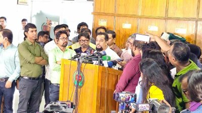 সাংবাদিকদের সঙ্গে কথা বলছেন এনডিএম-এর ভারপ্রাপ্ত মহাসিচব মোমিনুল আমিন