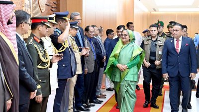 সৌদি আরব যাত্রার আগে হযরত শাহজালাল আন্তর্জাতিক বিমানবন্দরে প্রধানমন্ত্রী শেখ হাসিনা, ছবি: ফোকাস বাংলা