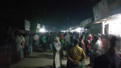 এলাকায় মানুষের ভিড়