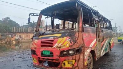 আগুনে পুড়ে যাওয়া বাস