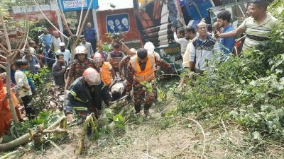 ফায়ার সার্ভিস এসে আহতদের উদ্ধার করে
