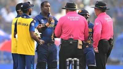 আউট দেওয়ার পর আম্পায়ারদের সঙ্গে কথা বলেন ম্যাথুজ