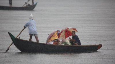 বৃষ্টিতে নৌকা (ফাইল ছবি)