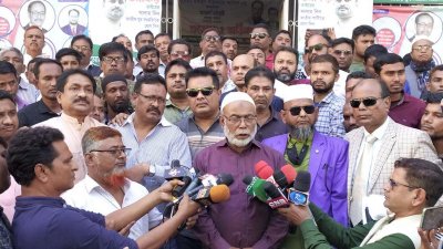 সাংবাদিকদের সঙ্গে আলাপকালে সিটি করপোরেশন মেয়র মোস্তাফিজার রহমান মোস্তফা