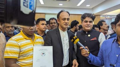 মনোনয়ন ফরম সংগ্রহ করছেন ব্যারিস্টার সুমন