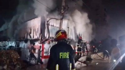 আগুন নিয়ন্ত্রণে কাজ করছে ফায়ার সার্ভিস