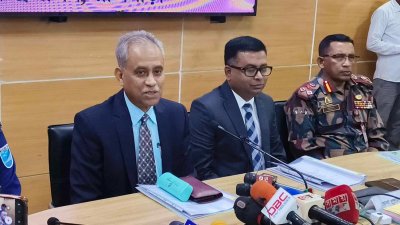 গণমাধ্যমের সঙ্গে আলাপকালে নির্বাচন কমিশনার (ইসি) মো. আলমগীর