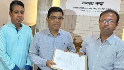 চট্টগ্রাম-৯ আসনে আওয়ামী লীগ মনোনীত প্রার্থী শিক্ষা উপমন্ত্রী মহিবুল হাসান চৌধুরী নওফেলের পক্ষে মনোনয়নপত্র সংগ্রহ