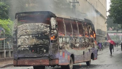 আগুন দেওয়া বাস। ছবি: নাসিরুল ইসলাম