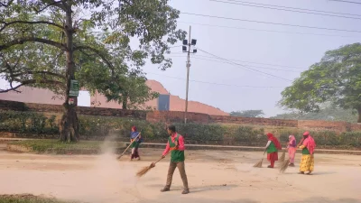 স্মৃতিসৌধের বাইরের চত্বরে ঝাড়ু দিচ্ছেন ডিএনসিসির কর্মীরা