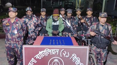 উদ্ধার সোনার বার ও আটক পাচারকারী