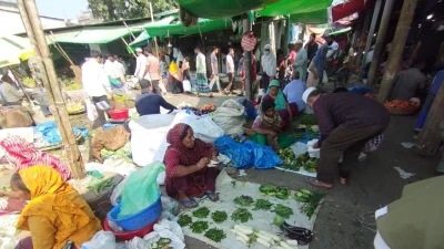 ট্রাক থেকে পড়ে যাওয়া পণ্য কুড়িয়ে নেওয়ার অপেক্ষায় থাকেন অনেকেই, নিজেদের প্রয়োজন মিটিয়ে সেগুলো বিক্রিও করেন তারা