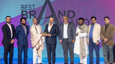 বিকাশের কর্মকর্তাদের হাতে পুরস্কার তুলে দেওয়া হয়