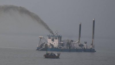 মুড়িগঙ্গা নদীতে ড্রেজিং। ফাইল ছবি: অফশোর এনার্জি