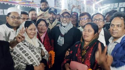 ট্রাক প্রতীকের প্রার্থীর সঙ্গে মমতাজের তিন বোন