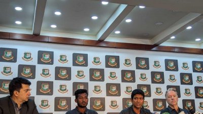 সংবাদ সম্মেলনে দল ঘোষণা করেছে বিসিবি।