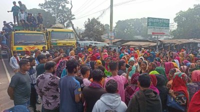 ঢাকা-চট্টগ্রাম মহাসড়ক অবরোধ করে শ্রমিকদের বিক্ষোভ