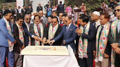 কেক কেটে বিমান বাংলাদেশ এয়ারলাইন্সের ৫২তম প্রতিষ্ঠাবার্ষিকী উদযাপন করা হয়