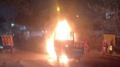 ফতুল্লায় পিকআপভ্যানে আগুন